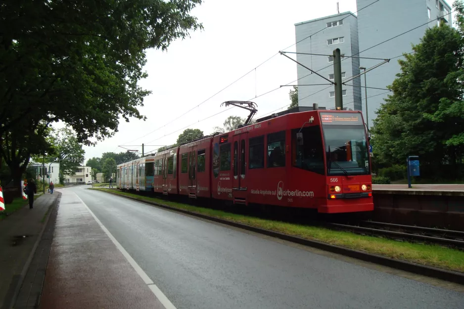 Bielefeld Straßenbahnlinie 4 mit Gelenkwagen 566 am Bültmannshof (2012)