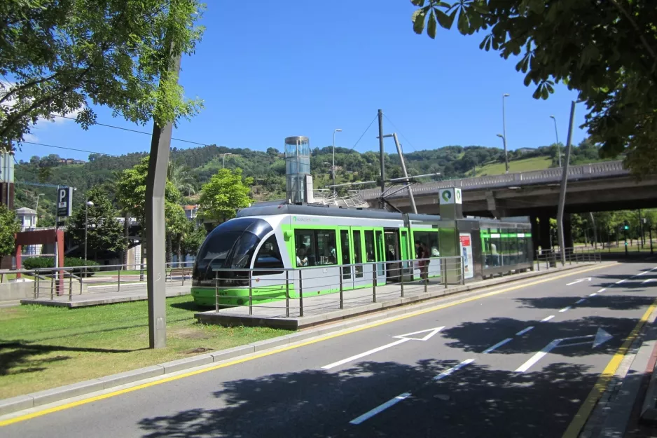 Bilbao Straßenbahnlinie A mit Niederflurgelenkwagen 406 am Abandoibarra (2012)