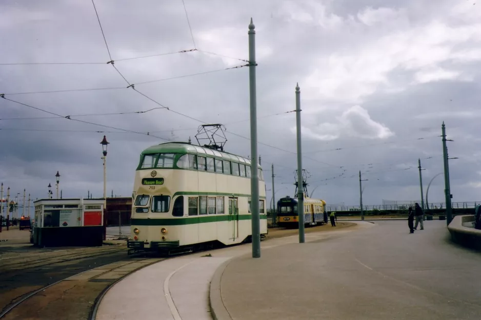 Blackpool Straßenbahnlinie T mit Doppelstocktriebwagen 703 am Sandcastle / Pleasure Beach (2006)