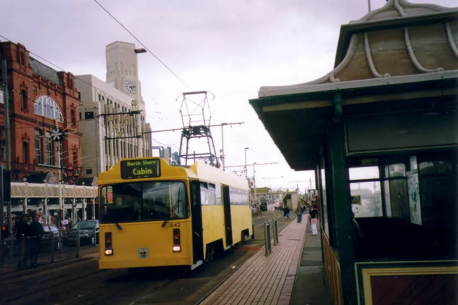 Blackpool Straßenbahnlinie T mit Triebwagen 642 auf Promenade (2006)