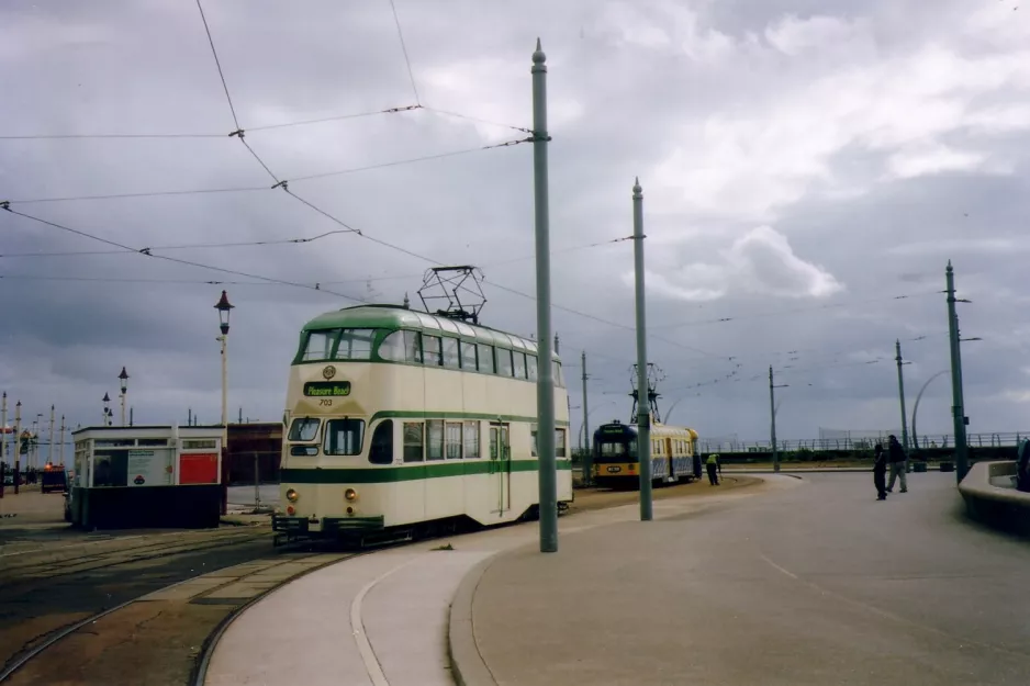 Blackpool Straßenbahnlinie T1 mit Doppelstocktriebwagen 703 am Pleasure Beach (2006)