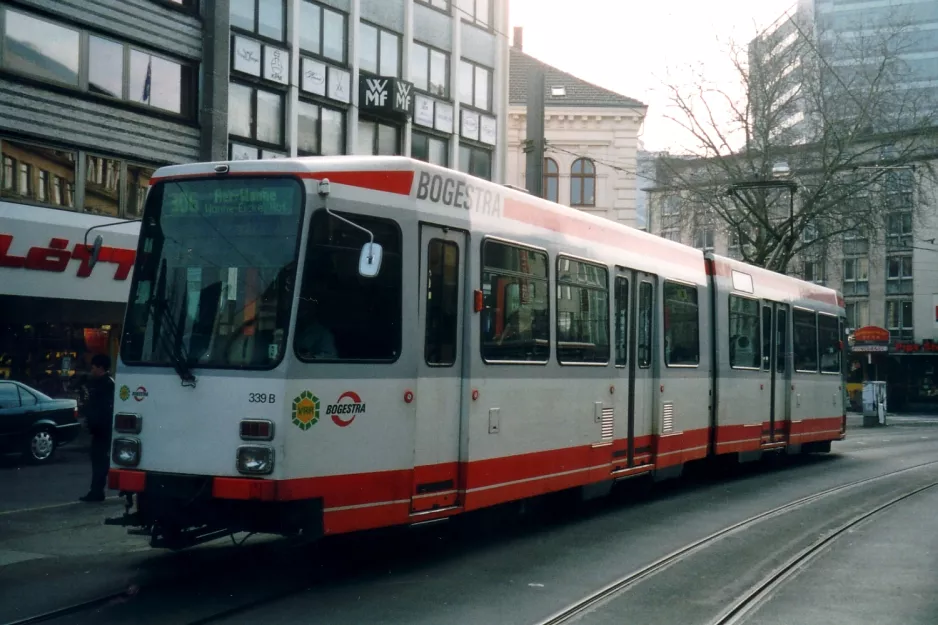 Bochum Straßenbahnlinie 306 mit Gelenkwagen 339nah Rathaus (2004)