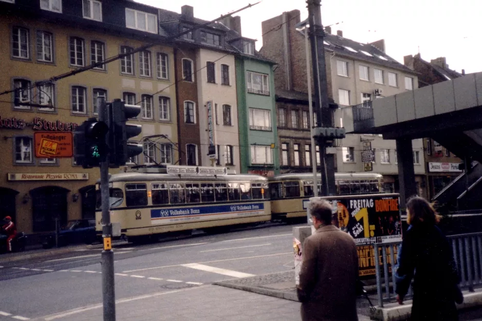 Bonn Straßenbahnlinie 61 mit Triebwagen 219 am Stadthaus (1988)