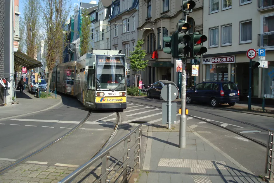 Bonn Straßenbahnlinie 62 mit Niederflurgelenkwagen 9464 nahe bei Konrad-Adenauer-Platz (2014)