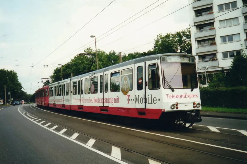 Bonn Straßenbahnlinie 66 mit Gelenkwagen 7651 am Adelheidisstraße (2002)