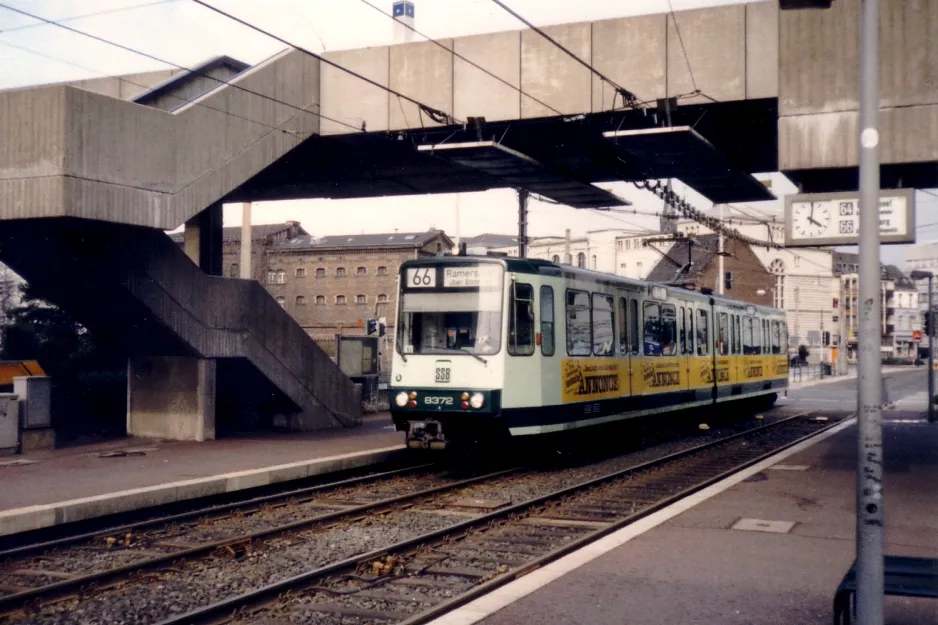 Bonn Straßenbahnlinie 66 mit Gelenkwagen 8372 am Stadthaus (1988)
