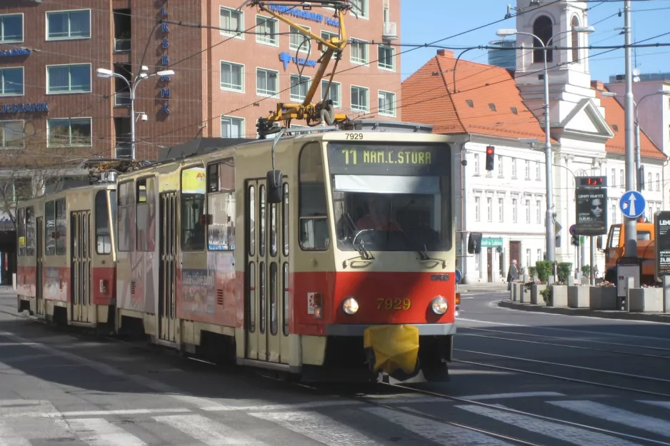 Bratislava Straßenbahnlinie 11 mit Triebwagen 7929 auf Centrum (2008)