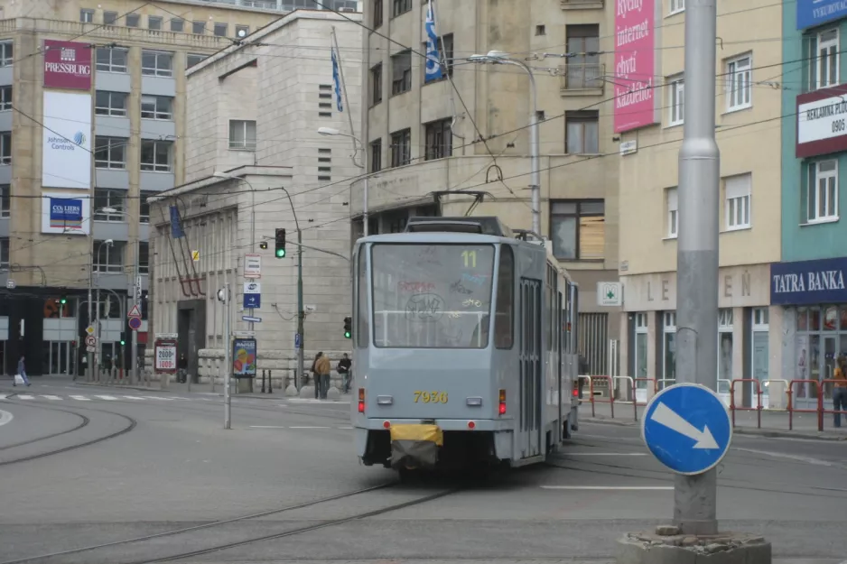 Bratislava Straßenbahnlinie 11 mit Triebwagen 7936 auf Námestie SNP (2008)