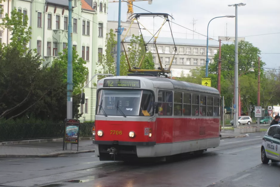 Bratislava Straßenbahnlinie 12 mit Triebwagen 7706 auf Štúrova (2008)