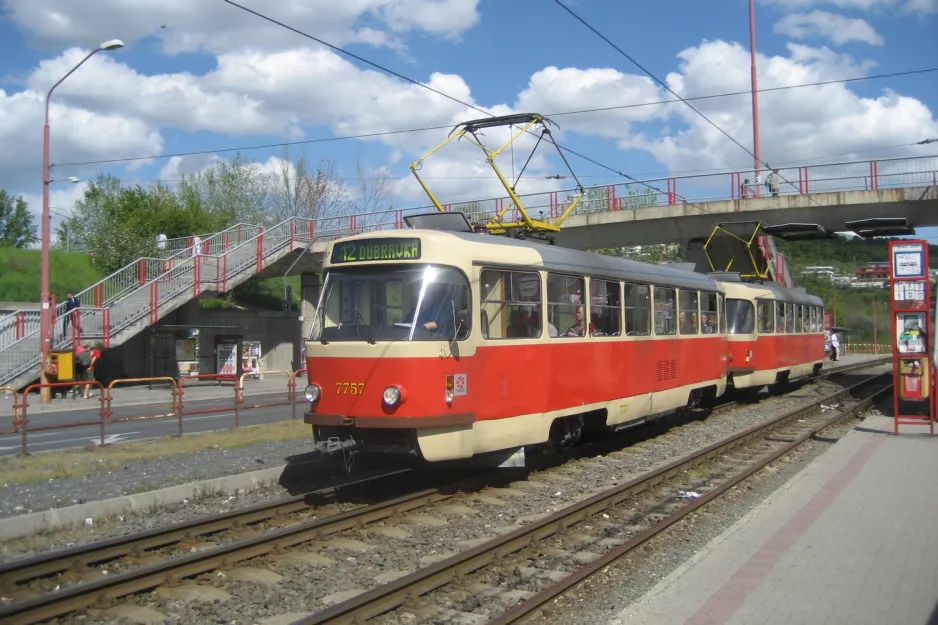 Bratislava Straßenbahnlinie 12 mit Triebwagen 7757 am Botanická záhrada (2008)