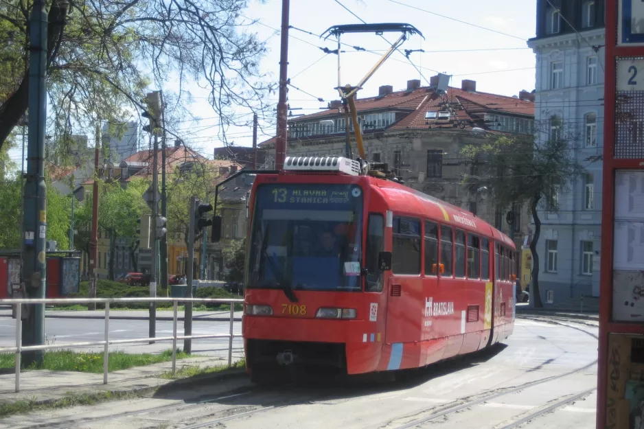 Bratislava Straßenbahnlinie 13 mit Gelenkwagen 7108nah Pod stanicou (2008)