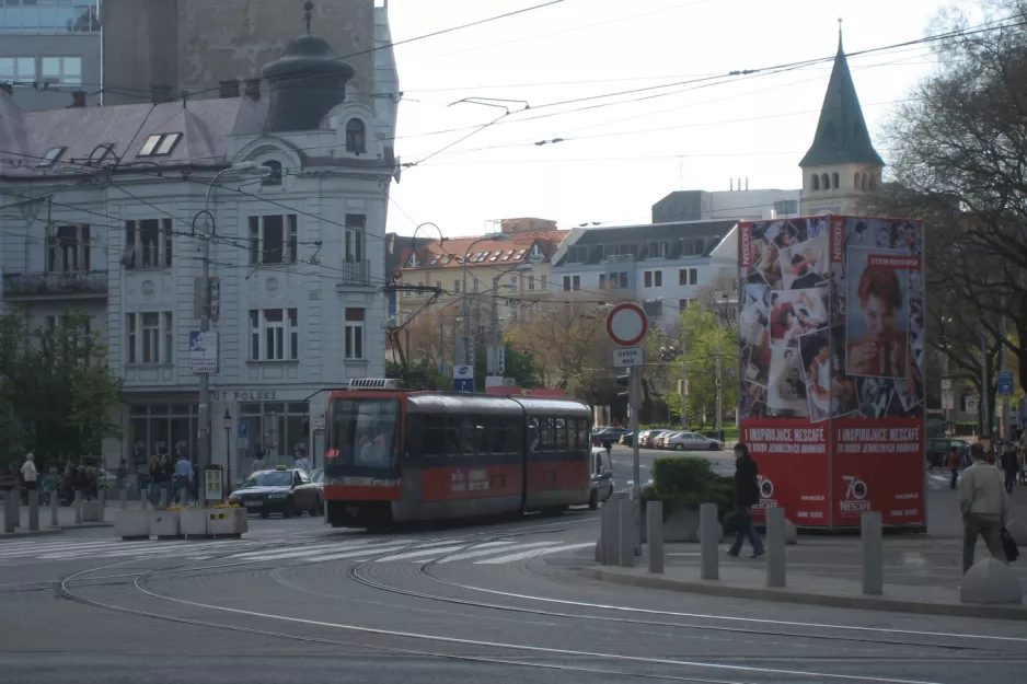 Bratislava Straßenbahnlinie 13 mit Gelenkwagen 7111 auf Námestie SNP (2008)