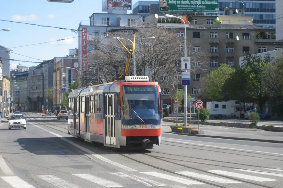 Bratislava Straßenbahnlinie 14 mit Gelenkwagen 7113 auf Centrum (2008)