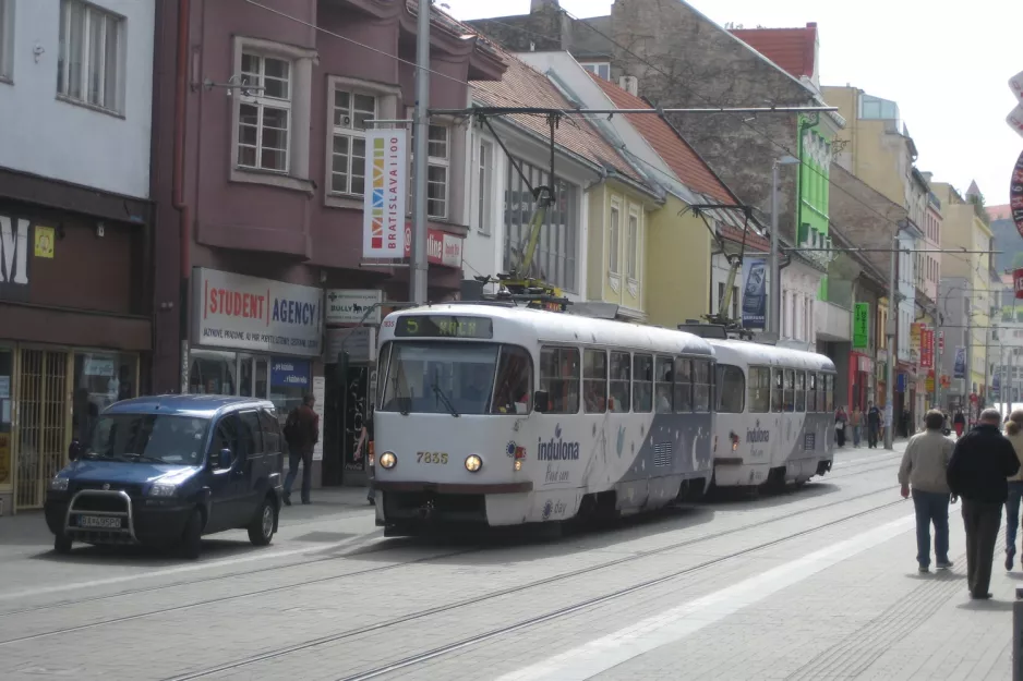 Bratislava Straßenbahnlinie 5 mit Triebwagen 7835 auf Obchodná (2008)
