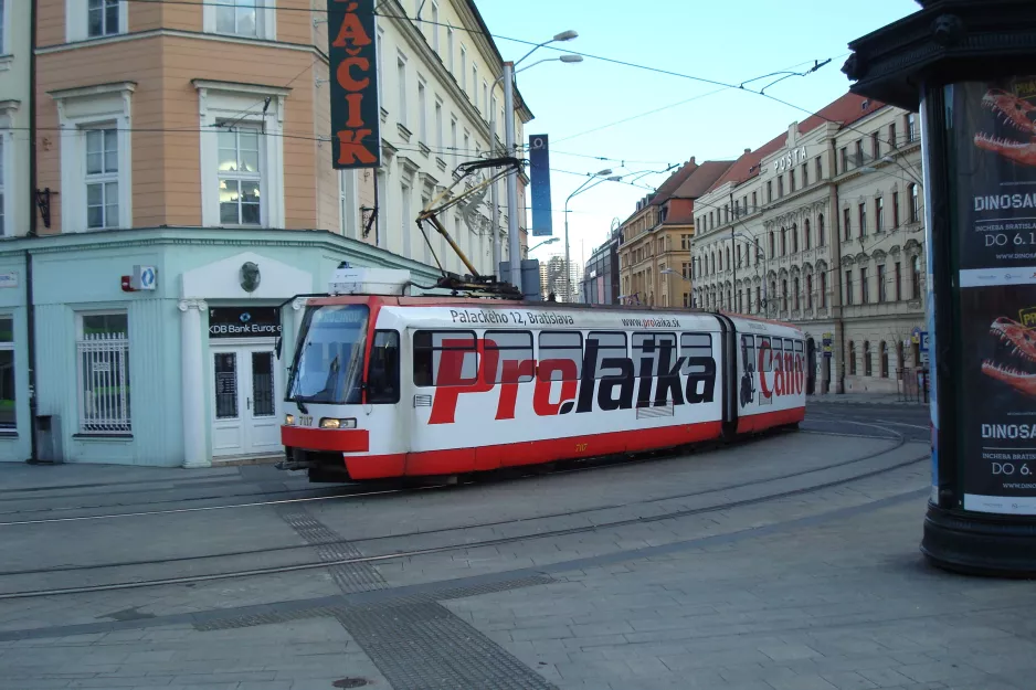 Bratislava Straßenbahnlinie 8 mit Gelenkwagen 7117 auf Hurbanovo námestie (2014)