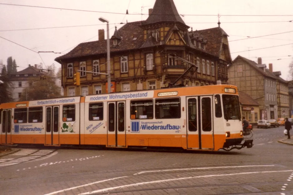 Braunschweig Gelenkwagen 8154 in der Kreuzung Helstedter Straße/Georg-Westermann-Allee (1988)