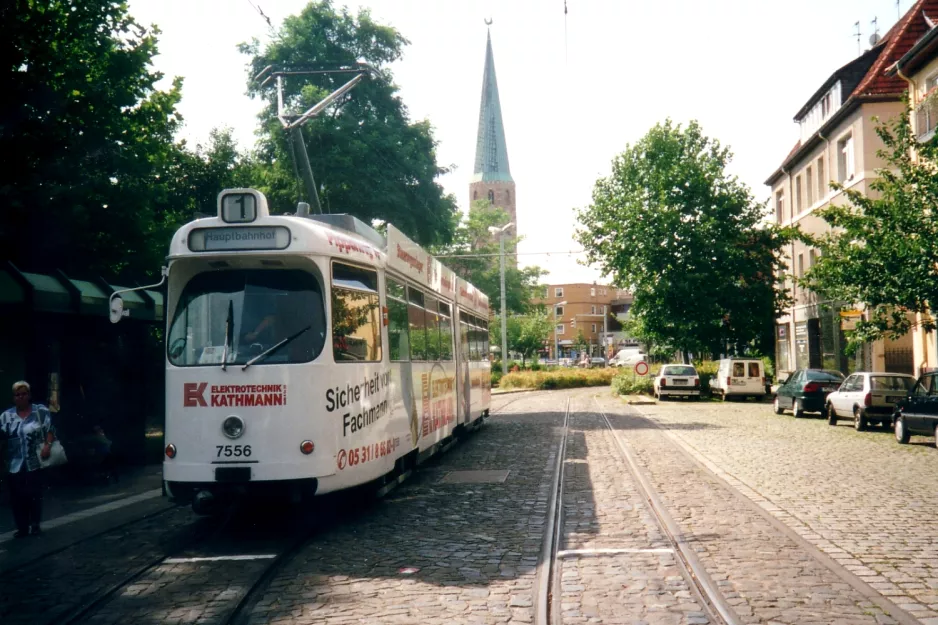 Braunschweig Straßenbahnlinie 1 mit Gelenkwagen 7556 am Radeklint Inselwall (2001)