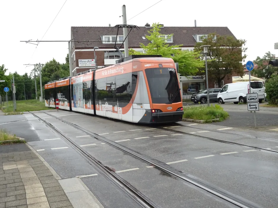 Braunschweig Straßenbahnlinie 1 mit Niederflurgelenkwagen 1457nah Stöckheimer Markt (2024)