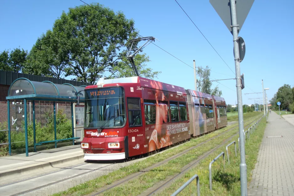 Braunschweig Straßenbahnlinie 1 mit Niederflurgelenkwagen 9557 am Veltenhöfer Straße (2014)