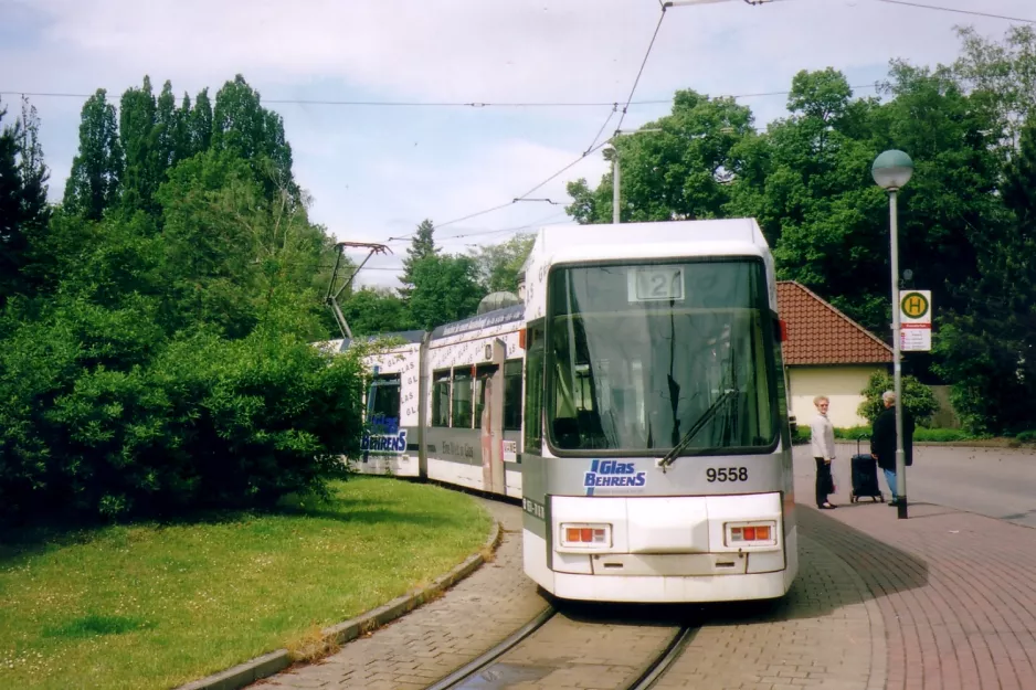 Braunschweig Straßenbahnlinie 2 mit Niederflurgelenkwagen 9558 am Helmstedter Str. (Krematorium) (2006)