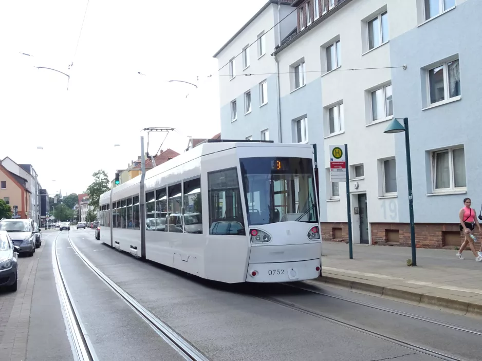 Braunschweig Straßenbahnlinie 3 mit Niederflurgelenkwagen 0752 am Gliesmaroder Straße (2020)