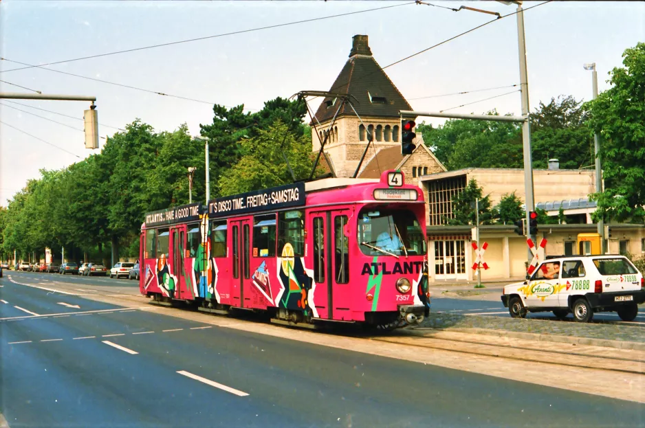 Braunschweig Straßenbahnlinie 4 mit Gelenkwagen 7357 nahe bei Krematorium (1992)