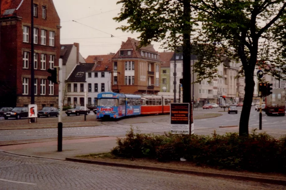 Bremen Straßenbahnlinie 1 mit Gelenkwagen 552 auf Leibnizplatz (1989)