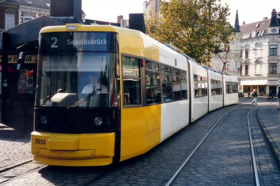 Bremen Straßenbahnlinie 2 mit Niederflurgelenkwagen 3010 am St. Jürgen Straße (2003)