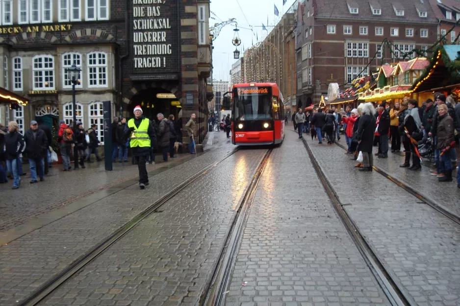 Bremen Straßenbahnlinie 2 mit Niederflurgelenkwagen 3027nah Obernstr. (2012)