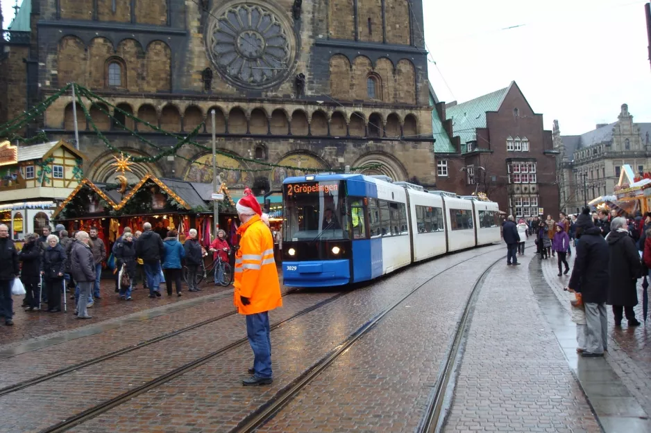 Bremen Straßenbahnlinie 2 mit Niederflurgelenkwagen 3029nah Domsheide (2012)