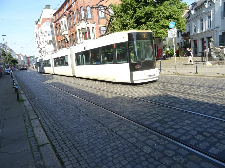 Bremen Straßenbahnlinie 3 mit Niederflurgelenkwagen 3069 am Ulrichsplatz (2021)