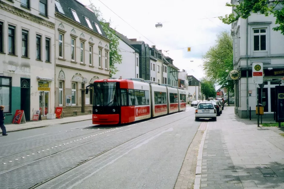 Bremen Straßenbahnlinie 4 mit Niederflurgelenkwagen 3044 am Kirchweg (2005)