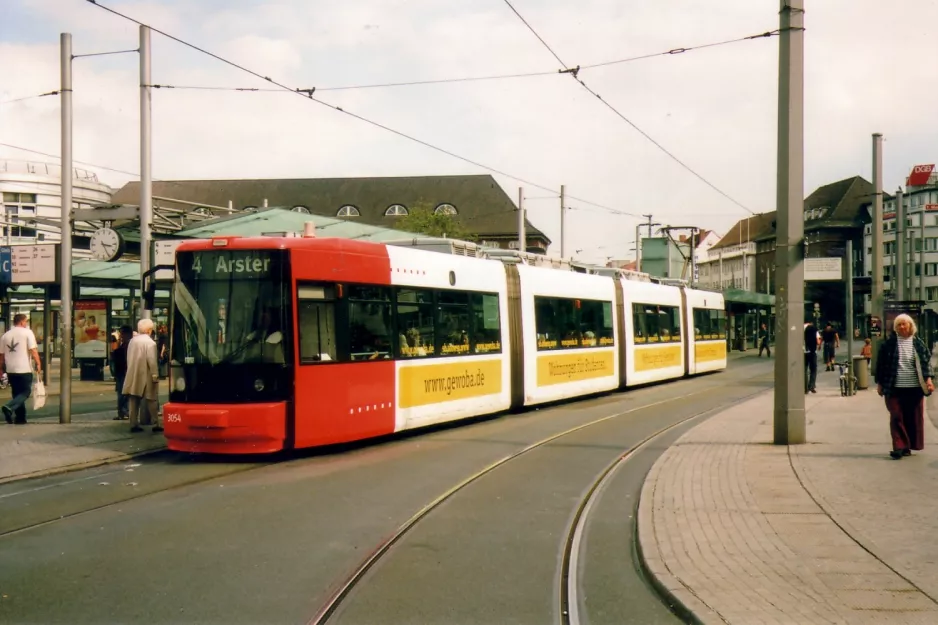 Bremen Straßenbahnlinie 4 mit Niederflurgelenkwagen 3054 am Hauptbahnhof (2007)