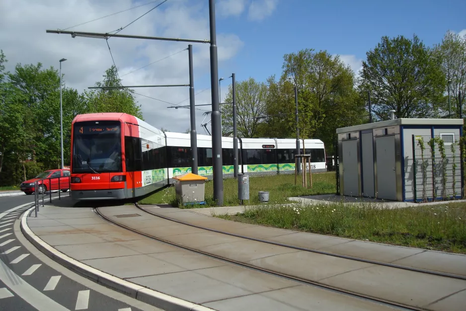 Bremen Straßenbahnlinie 4 mit Niederflurgelenkwagen 3116 am Falkenberg (2015)