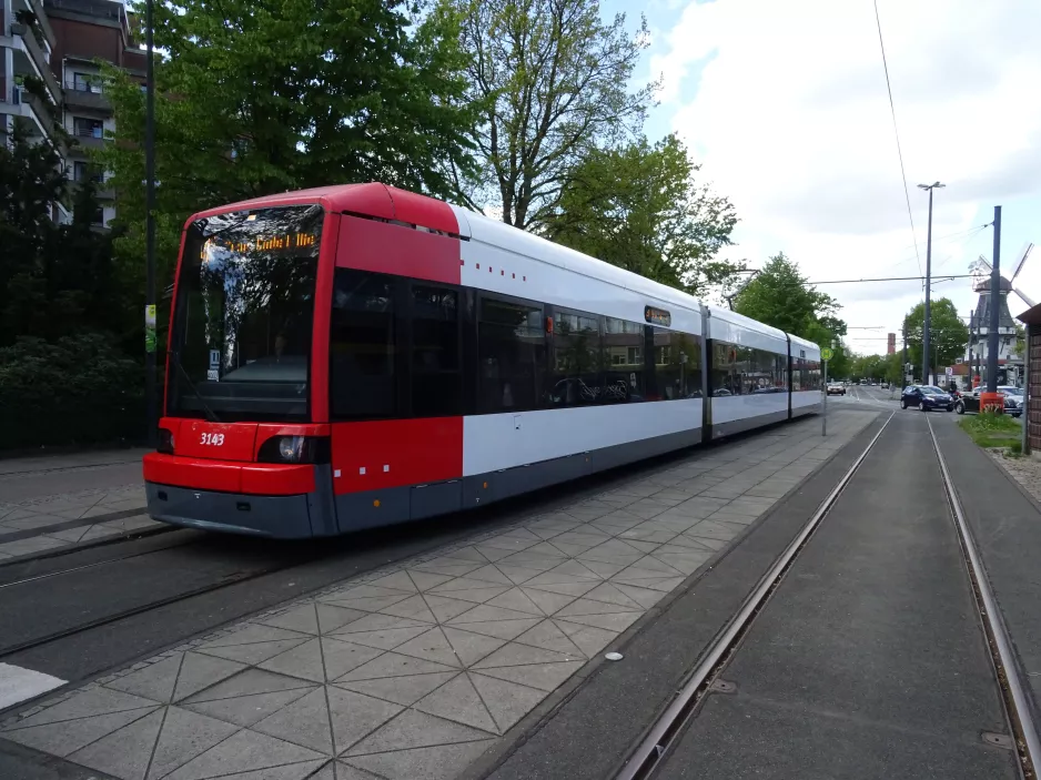Bremen Zusätzliche Linie 4E mit Niederflurgelenkwagen 3143 am Horner Mühle (2019)