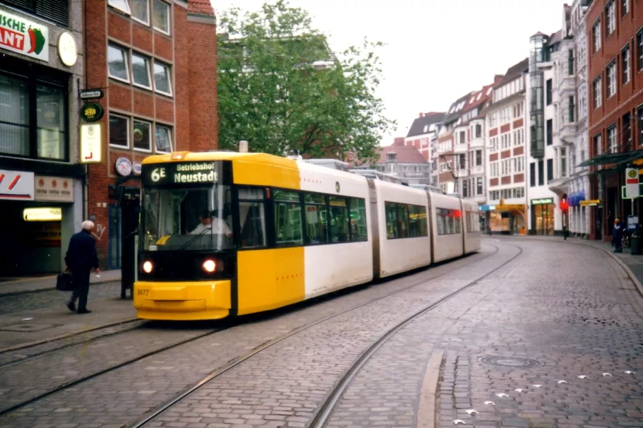 Bremen Zusätzliche Linie 6E mit Niederflurgelenkwagen 3077 am Schüsselkorb (2002)