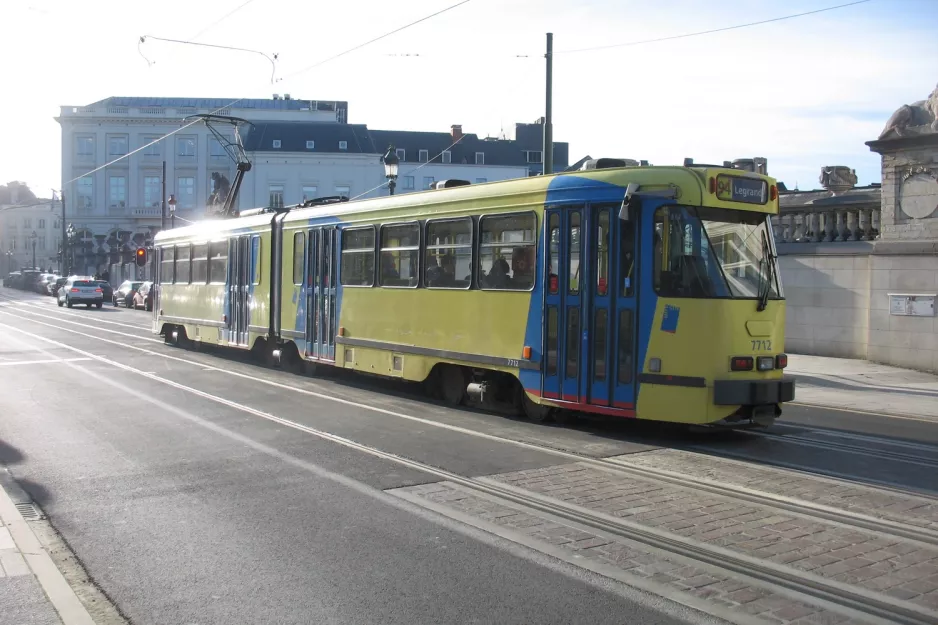 Brüssel Straßenbahnlinie 8 mit Gelenkwagen 7712 nahe bei Palais / Paleizen (2012)