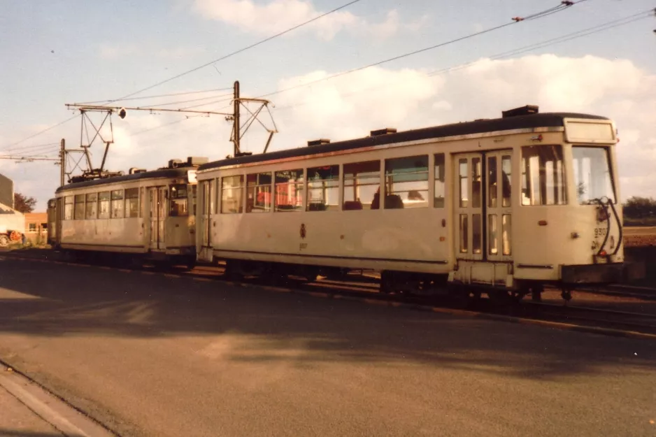 Brüssel Straßenbahnlinie 80 mit Beiwagen 9307 auf Rue de Trazegnies (1981)