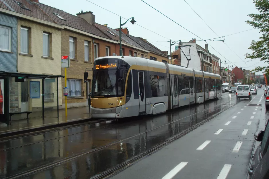 Brüssel Straßenbahnlinie 82 mit Niederflurgelenkwagen 3043 am Van Zande (2014)