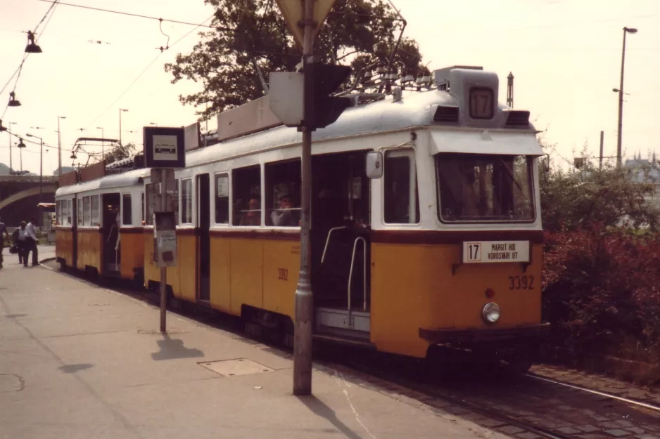 Budapest Straßenbahnlinie 17 mit Triebwagen 3392 am Széll Kálmán tér (1983)