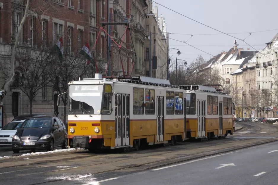 Budapest Straßenbahnlinie 18 mit Triebwagen 4022 auf Bartók Béla út (2013)