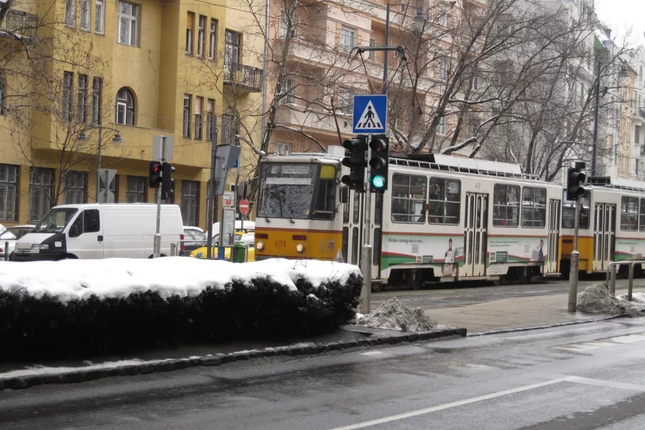 Budapest Straßenbahnlinie 18 mit Triebwagen 4170 am Gárdonyi tér (2013)