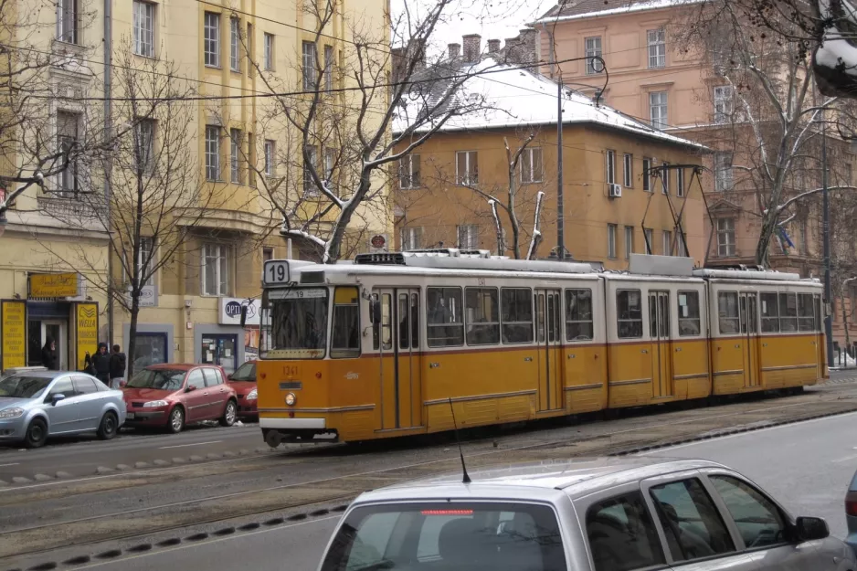 Budapest Straßenbahnlinie 19 mit Gelenkwagen 1341nah Gárdonyi tér (2013)