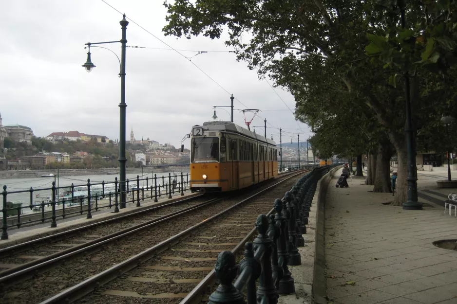 Budapest Straßenbahnlinie 2 mit Gelenkwagen 1315 auf Jane Haining rakpart (2006)