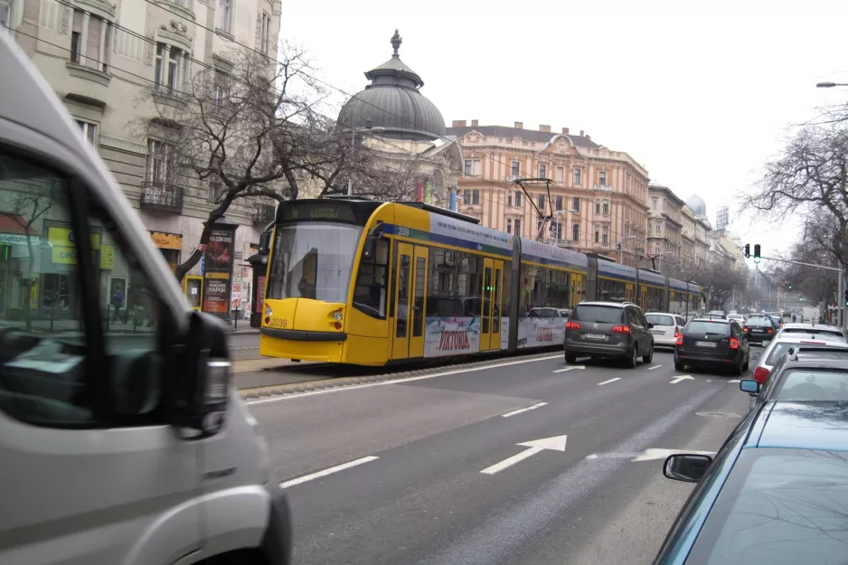 Budapest Straßenbahnlinie 4 mit Niederflurgelenkwagen 2039 in der Kreuzung Szent István körút/Pannónia út (2013)