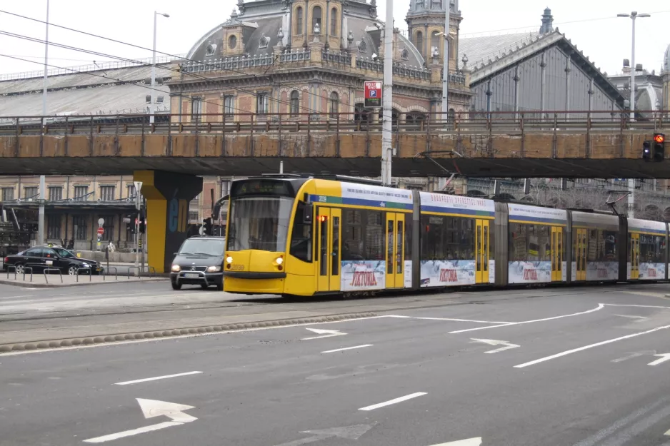 Budapest Straßenbahnlinie 4 mit Niederflurgelenkwagen 2039nah Nyugati pályaudvar M (2013)