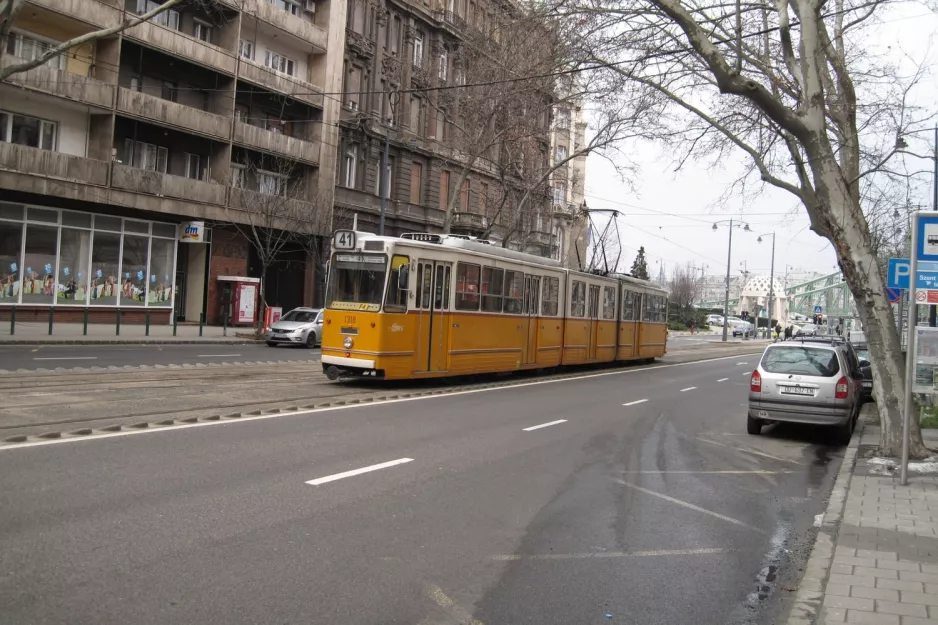 Budapest Straßenbahnlinie 41 mit Gelenkwagen 1318 auf Bartók Béla út (2013)