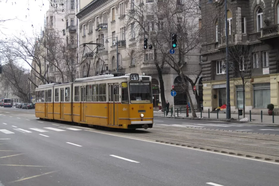 Budapest Straßenbahnlinie 41 mit Gelenkwagen 1318 in der Kreuzung Bartók Béla út/Orlay út (2013)