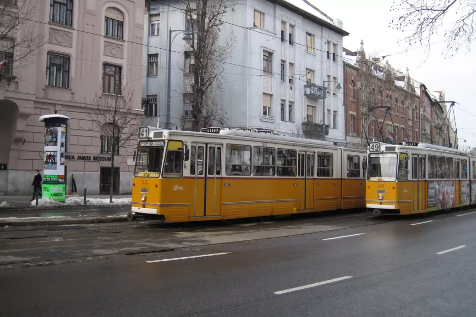 Budapest Straßenbahnlinie 41 mit Gelenkwagen 1445nah Móricz Zsigmond körtér (2013)