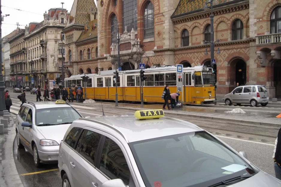 Budapest Straßenbahnlinie 47 mit Gelenkwagen 1301 am Fővám tér M (2013)